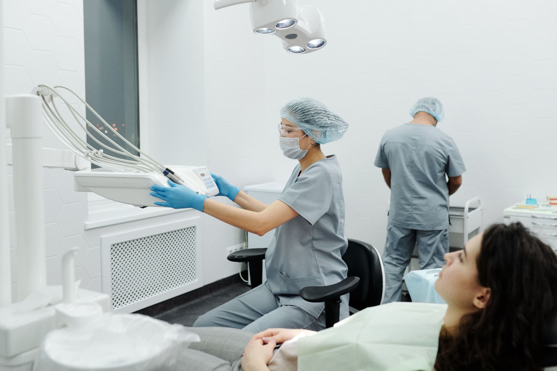 Sala operativa durante un trattamento odontoiatrico conservativo